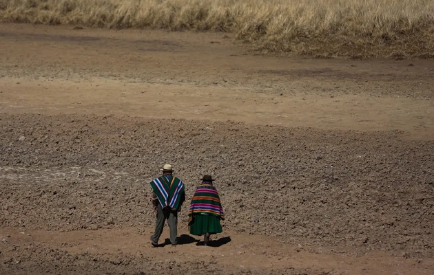 La población se abastece de agua de los ríos  con residuos químicos que vienen de cooperativas mineras. Foto: EFE