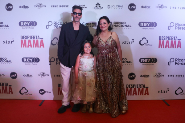 Erick Elías, Sofía  Benedetti y Arianne Benedetti en la alfombra roja de la película. Foto: Cortesía