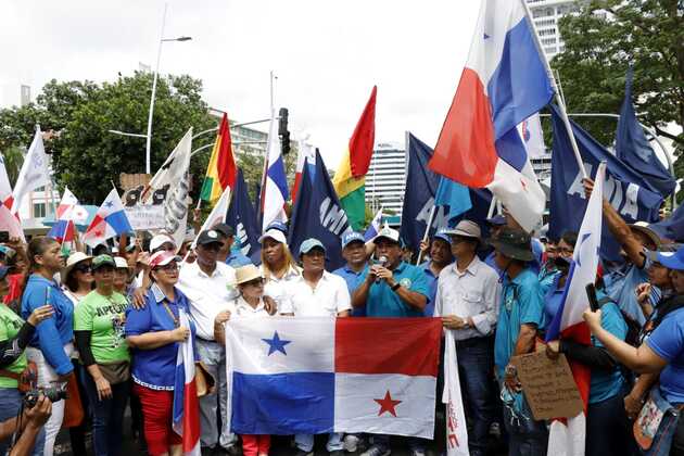 Los docentes seguirán en las calles manifestándose contra el contrato minero. Foto: Víctor Arosemena 