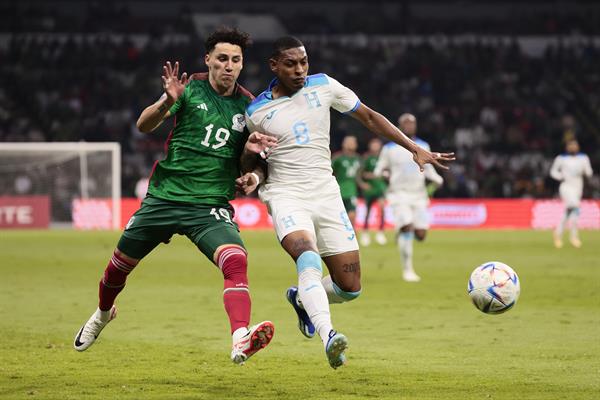 Jorge Sánchez de México (Izq.) disputa el balón con Joseph Rosales  de Honduras. Foto: EFE