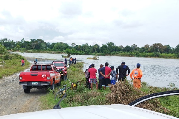 Un desafío adicional para los equipos de rescate es la alta turbidez del río, lo que ha dificultado considerablemente las tareas. Foto. Cortesía Sinaproc