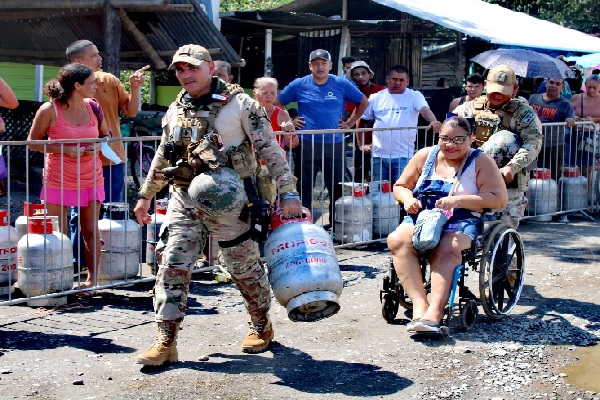 Los miembros del Senan en el área del Puerto de David, ayudaron a varias personas para comprar  su tanque de gas. Foto. Senan 