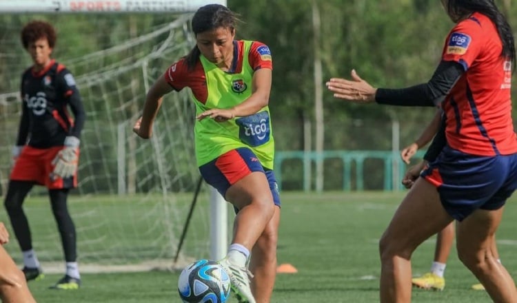 Hilary Jaén remata el balón, atrás la mirada de la portera Farissa Córdoba, durante los entrenamientos de la selección femenina. Foto: Fepafut. 