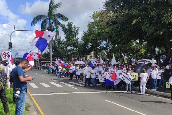 Exigen que se cumpla con los acuerdos logrados entre la Cámara de Comercio e Industrias de Chiriquí y la sociedad civil, para que se permitiera el libre tránsito de una vía entrando u otra saliendo de la ciudad de David. Foto. José Vásquez