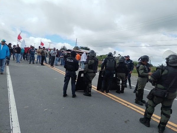 Por más de 30 días se han dado enfrentamientos entre policías y protestantes en diversos puntos del país. Archivo.