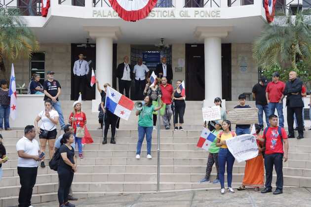 Manifestantes se mantienen en vigilia en los predios de la Corte Suprema de Justicia. Foto: Víctor Arosemena