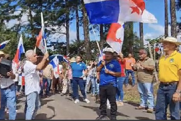 La caminata se dio de forma pacífica, mientras que los participantes gritabas consignas y portaban pancartas, así como el emblema nacional. Foto. Thays Domínguez