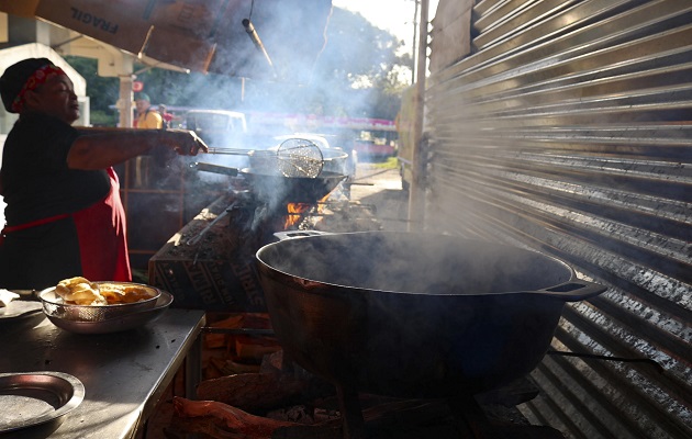 Algunos restaurantes de la región de Chiriquí deben cocinar con leña, afectados por la falta de gas durante el mes de cierre. Foto: EFE
