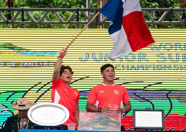 Teo Gale Grani, con la Bandera y Andrés Castillero, con la Arena Nacional Playa Teta, durante la presentación del equipo panameño.Cortesía ISA /Pablo Jiménez
