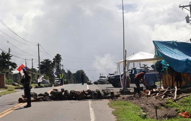 Bloqueo de vía en Cerro Punta, Chiriquí. Foto: EFE