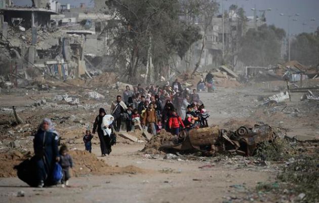 Palestinos caminan después de cruzar desde el norte de la Franja de Gaza hasta el sur. Foto: EFE