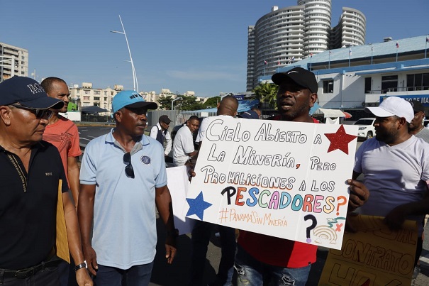 Los pescadores protestaron en la Cinta Costera, próximo al Mercado de Mariscos. Foto: Víctor Arosemena