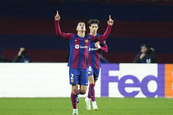 Joao Cancelo del Barcelona (2), festeja su gol. Foto: EFE