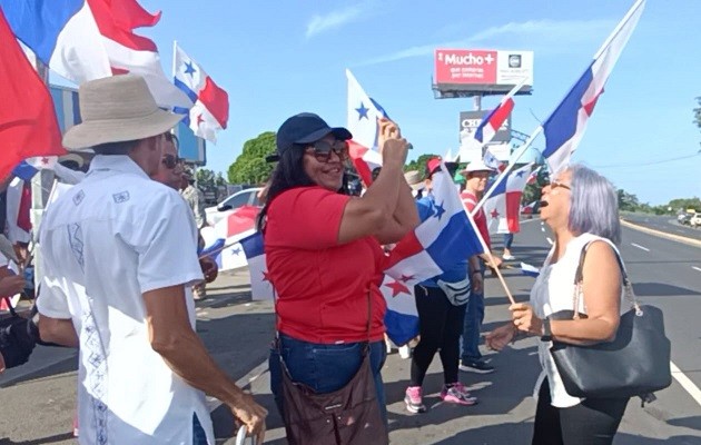 En Chitré, una gran caravana recorrió las calles del distrito. Foto: Thays Domínguez