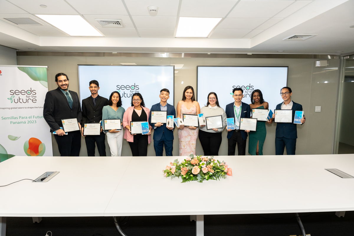 Panamanian students complete technology course