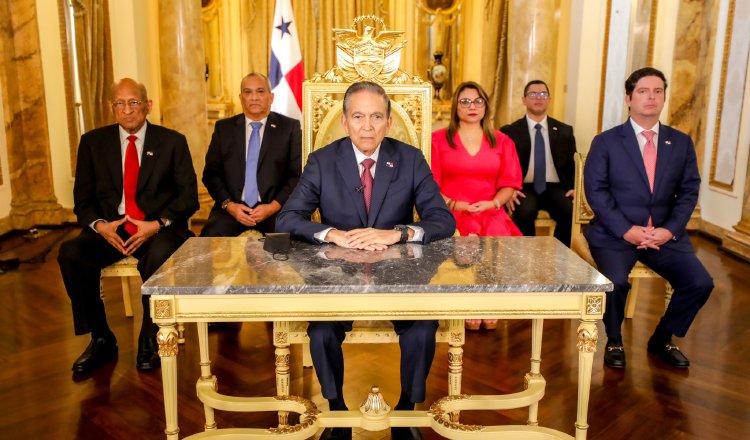 El presidente de la República, Laurentino Cortizo,  con parte de su gabinete tras el fallo de inconstitucionalidad  del contrato minero.