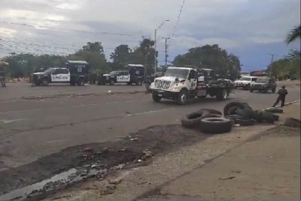 En la comunidad de La Soledad la Policía Nacional reabrío la vía. Foto. Proteger y Servir 