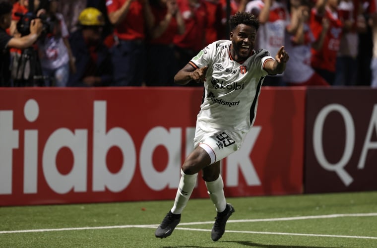 El panameño Freddy Góndola de Alajuelense festeja su gol.  Foto: EFE