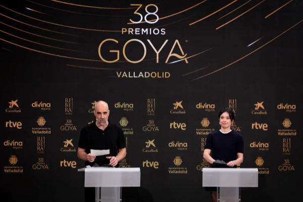 Los actores Anna Castillo y Luis Tosar leen la lista de los nominados para la edición 2024 de los Goya. Foto: EFE / Dypcomunicacion
