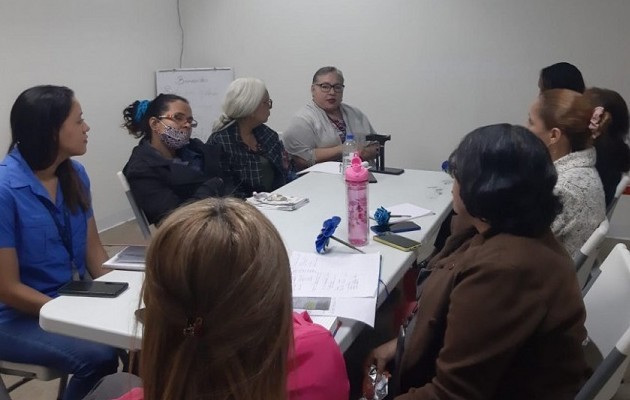 Durante la reunión se abordaron temas sobre créditos escolares, continuidad educativa, deserción escolar, bienestar estudiantil y guías de estudios. Foto: Diomedes Sánchez