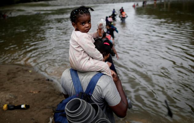 La migración por el tapón del Darién es una crisis sin precedentes, afirma Médicos Sin Fronteras (MSF). Foto: EFE/Bienvenido Velasco