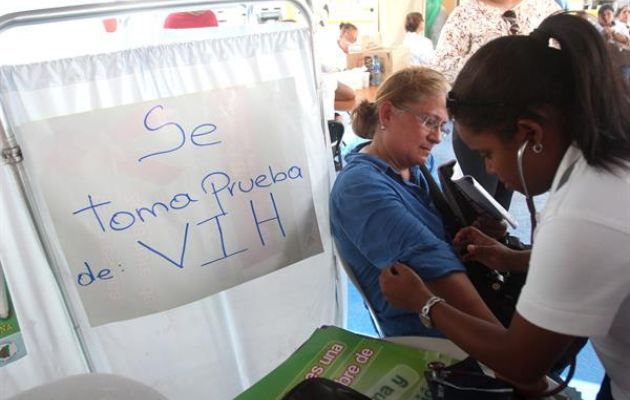 Una mujer que se realiza la prueba del VIH. Foto: EFE