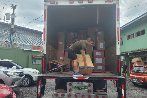 El camión retenido es propiedad de una empresa de transporte de carga, donde la mercancía presuntamente era producto del hurto registrado en una bodega de la provincia de Colón. Foto. Cortesía Senafront