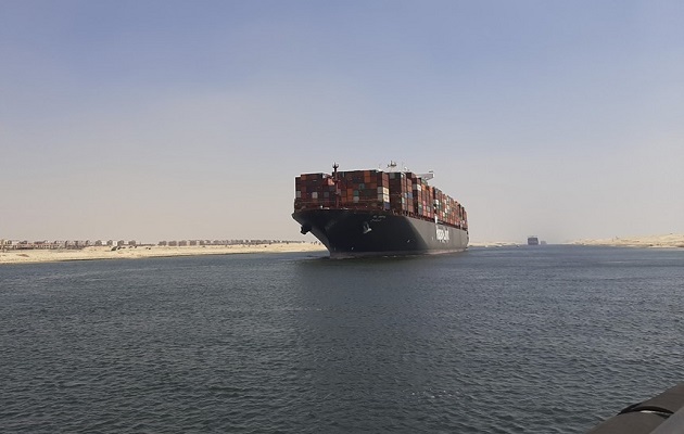 Un buque de carga en el Canal de Suez. Foto:  EFE