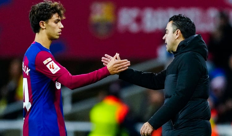 Joao Félix (izq.) saluda a su entrenador, Xavi Hernández. Foto: EFE