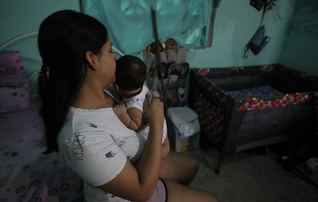 El embarazo adolescente es un grave problema en Panamá. Foto: EFE