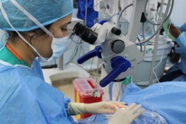 La meta es aumentar de 25 a 50 el número de cirugías oftalmológicas, dijo la Dra. Marcela De León, coordinadora de Oftalmología en esta unidad ejecutora de la CSS. Foto. Cortesía