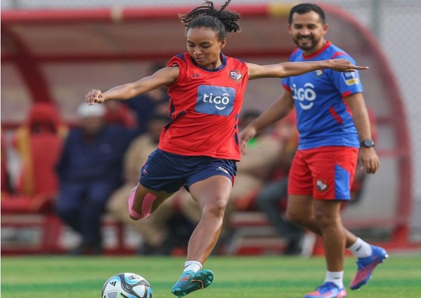 Ignacio' Nacho' Quintana, técnico de Panamá (der.) y Lineth Cedeño durante los entrenamientos de Panamá. Foto: Fepafut