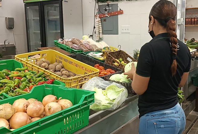 En Merca Chitré, supermercados del área, abarroterías y puestos de venta de legumbres y frutas, existe un buen abastecimiento de alimentos frescos. Foto: Thays Domínguez 