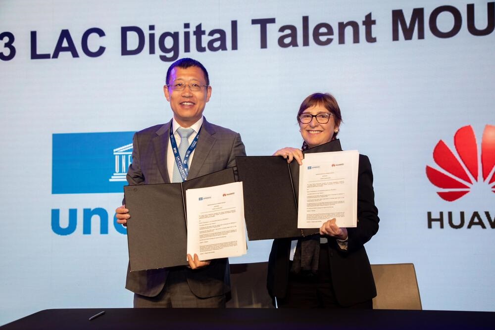Michael  Xue, vicepresidente de Huawei Latín América, firmó el acuerdo con la Unesco