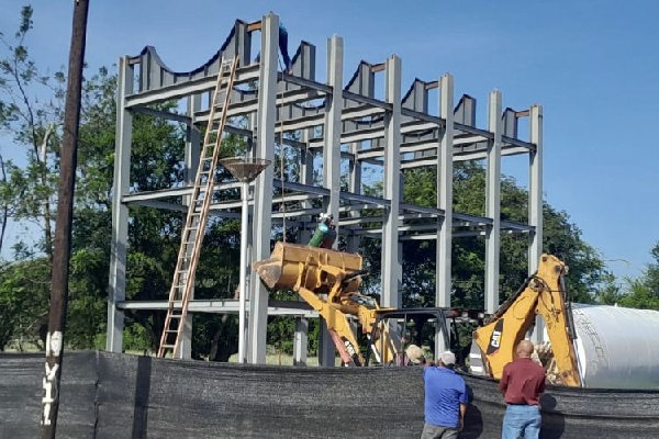 Los trabajos de limpieza de los sedimentadores culminas este jueves. Foto. Thays Domínguez 