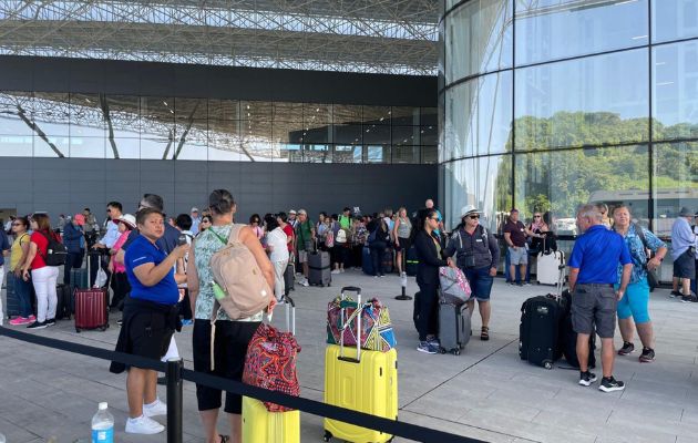 About 6,000 tourists arrive on two cruise ships in Puerto Amador About 6,000 tourists arrive on two cruise ships in Puerto Amador