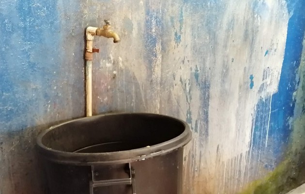  La forma inadecuada de reservar agua en tanques propicia criaderos de mosquitos, según el Minsa. Foto: Eric A. Montenegro