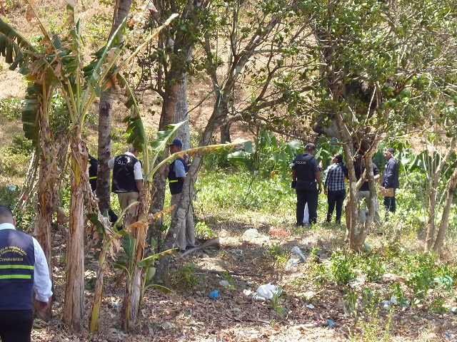 Funcionarios del Ministerio Público, Policía Nacional y Criminalística se trasladaron a Garnaderita para investigar el caso. Foto: Melquiades Vásquez