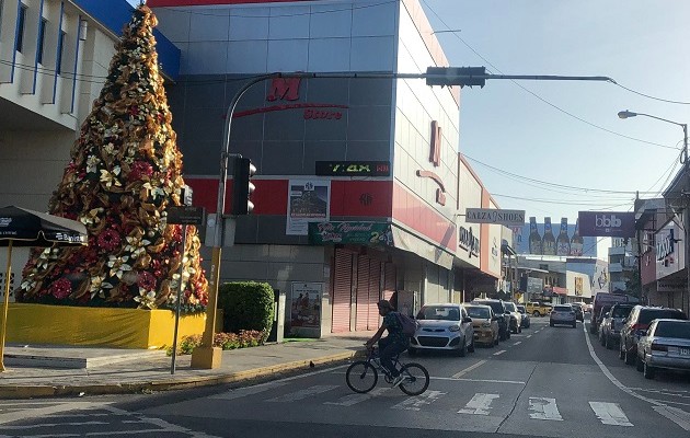 En la avenida central los comerciantes tratan de vender su mercancía, la cual han sacado a las afueras. Foto. Thays Domínguez