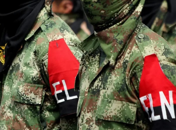Vista de miembros de la guerrilla del ELN, en una fotografía de archivo. Foto: EFE/Christian Escobar