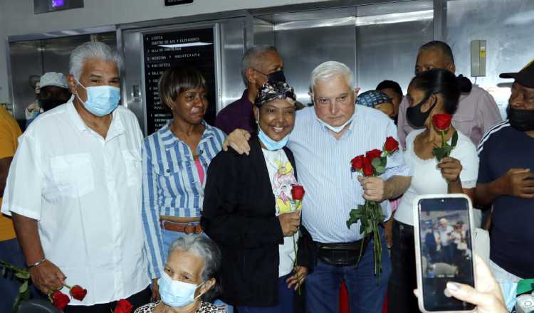 Martinelli junto a José Raúl Mulino y sus esposas compartió con las madres, mujeres y pacientes del Instituto Oncológico Nacional. Foto: V Arosemena