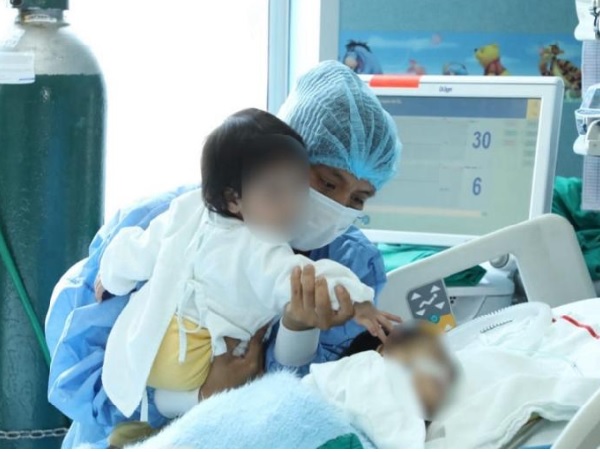 Fotografía cedida por el Ministerio de Salud de Perú que muestra la favorable recuperación de dos gemelos siameses tras su cirugía. Foto: EFE