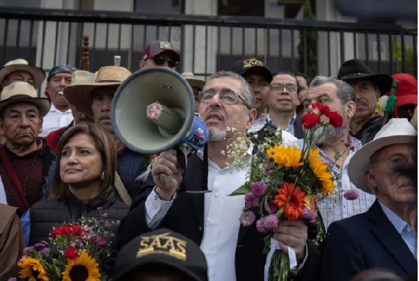 El presidente electo de Guatemala, Bernardo Arévalo de León (c), habla en la entrada de la Corte Suprema de Justicia. Foto: David Toro / EFE