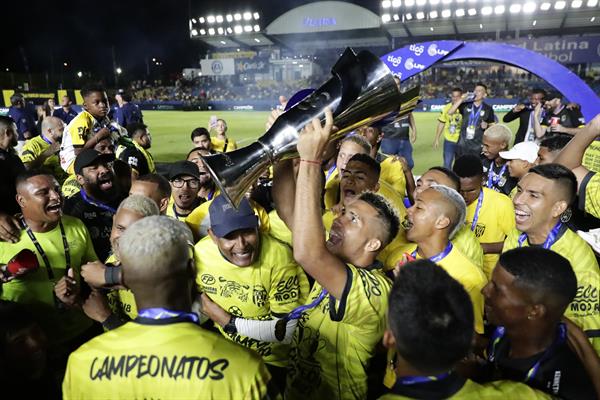 Jugadores del CAI, festejan el tricampeonato. Foto: LPF