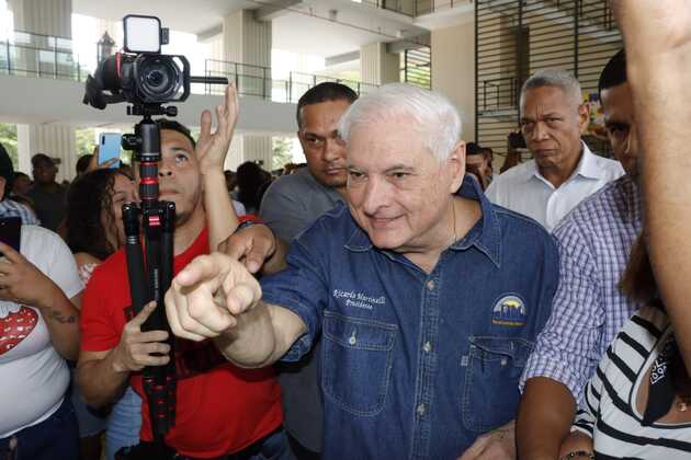 Ricardo Martinelli mostró su solidaridad a los trabajadores de Minera Panamá. Foto: Víctor Arosemena 