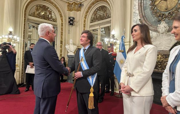 El ministro de la Presidencia, José Simpson Polo, saluda al presidente argentino, Javier Milei. Foto: Cortesía Presidencia