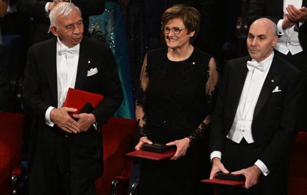 El premio Nobel de Química, Aleksey Yekimov, los premios Nobel de Medicina Katalin Kariko y Drew Weissman. Foto: EFE