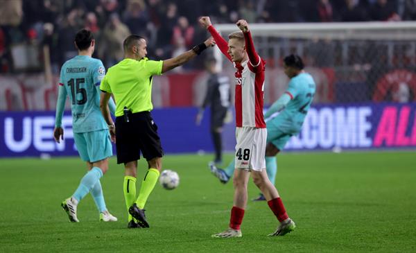 Arthur Vermeeren de Amberes alza las manos, festeja el triunfo ante Barcelona. Foto: EFE