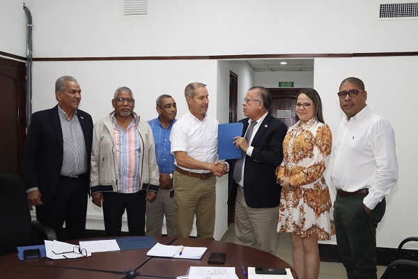 El presidente de ANDELAIPP, Tomás Villa, fue recibido por Hamed Tuñón (ARAP)  y el ministro del MIDA. Foto: Cortesía ARAP