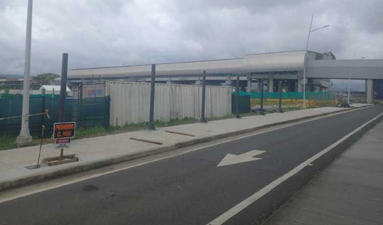 Vista del metro desde la Terminal 2 del aeropuerto de Tocumen. En la actualidad se trabaja en el techado de la vía de acceso. Foto: Francisco Paz